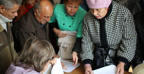 Также на сегодняшнем пикете был продолжен сбор заявлений о вступление в КПРФ. 5 октября 2017 г. Фото Вячеслава Ященко для "Кавказского узла"