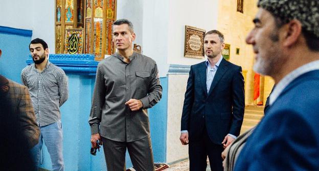 Зияудин Магомедов и директор представительства Группы «Сумма» в Дагестане Хучбар Хучбаров во время посещения Джума-мечети Дербента. 30 мая 2017 г.
Фото пресс-службы компании "Сумма"