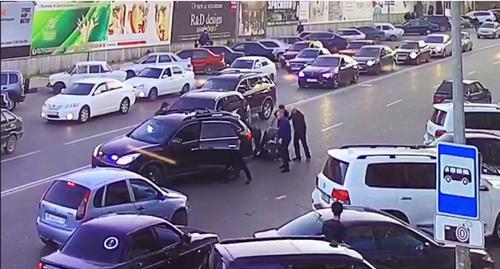 Охранники избили водителя заблокированного BMW X5, свидетельствует видеозапись инцидента. Махачкала, 7 октября 2017 года. Фото: скриншот видеозаписи.