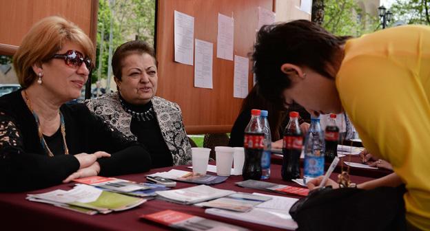 Ярмарка вакансий в Ереване. Апрель 2015 г. Фото http://www.tert.am/ru/news/2015/04/30/job/1662134