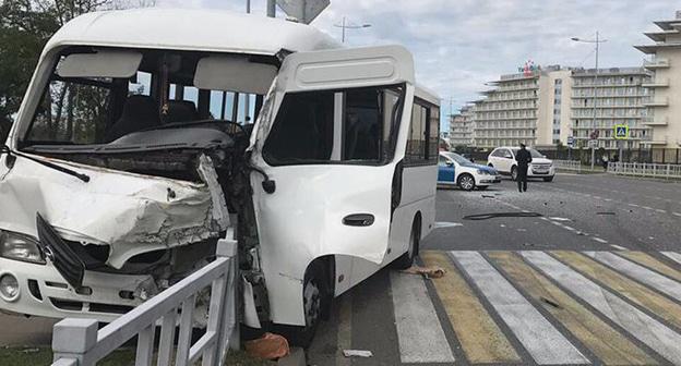 На месте ДТП в Сочи. 10 октября 2017 г. Фото http://kubantv.ru/details/rebenok-i-beremennaya-zhenshchina-postradali-v-stolknovenii-dvukh-avtobusov-v-sochi/