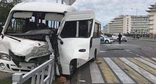 На месте ДТП в Сочи. 10 октября 2017 г. Фото http://kubantv.ru/details/rebenok-i-beremennaya-zhenshchina-postradali-v-stolknovenii-dvukh-avtobusov-v-sochi/