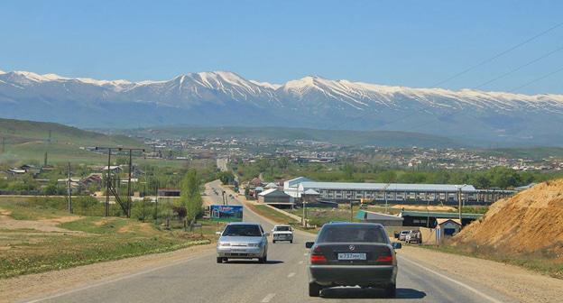 По дороге в Буйнакск. Дагестан. Фото: Шамиль Шангереев http://www.odnoselchane.ru