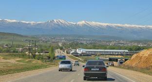 По дороге в Буйнакск. Дагестан. Фото: Шамиль Шангереев http://www.odnoselchane.ru