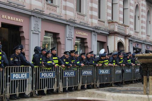 Полиция на месте акции протеста возле сакребуло. Тбилиси, 10 октября 2017 г. Фото Инны Кукуджановой для "Кавказского узла"