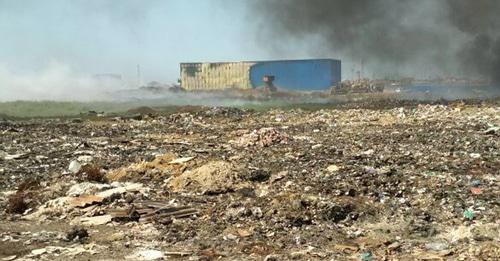 Мусорная свалка на территории поселка Кирпичный, на заднем плане виден цех мусоросортировочный. Фото предоставлено М. Магомедовым для "Кавказского узла"
