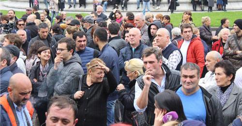 Участники акции у здания тбилисского сакребуло. Тбилиси, 10 октября 2017 г. Фото Инны Кукуджановой для "Кавказского узла"