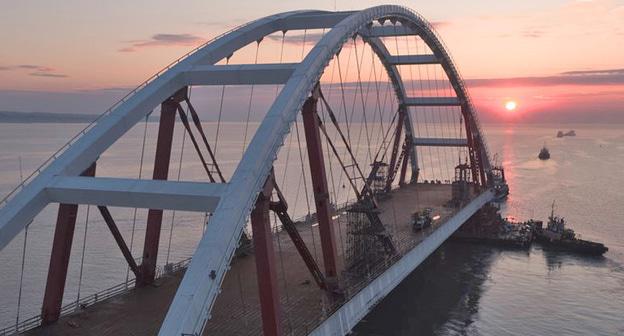 Автодорожная арка подведена к створу Крымского моста. Фото http://www.most.life/novosti/novosti/plavopory-s-avtodorozhnoj-arkoj-krymskogo-mosta-vyshli-na-farvat/