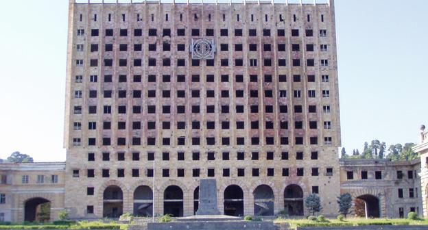 Здание парламента Абхазии после боёв в сентябре 1993 года. Фото: Участник:Yufereff https://ru.wikipedia.org