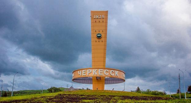 Стела в Черкесске. Фото: AYBAZ https://ru.wikipedia.org/