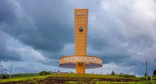 Стела в Черкесске. Фото: AYBAZ https://ru.wikipedia.org/