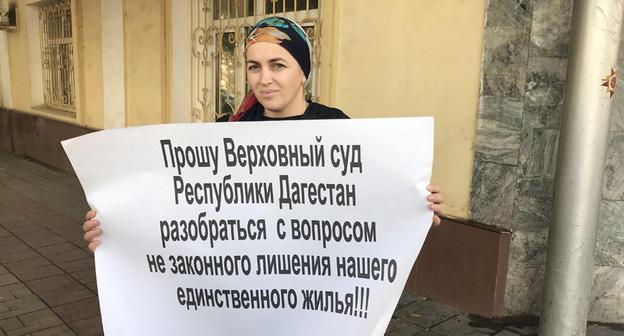 Нажават Магомедова в одиночном пикете против сноса самостроя. Махачкала, 12 октября 2017 г. Фото Патимат Махмудовой для "Кавказского узла"
