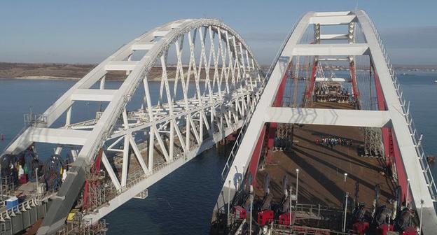 Строительство Крымского моста. Фото http://www.most.life/novosti/novosti/morskaya-operaciya-po-ustanovke-avtodorozhnoj-arki-krymskogo-mosta-zaversh/