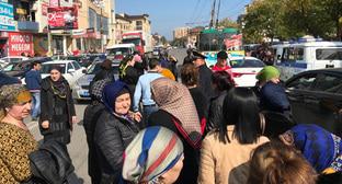 Участники акции протеста против затянувшейся невыплаты компенсаций после пожара на вещевом рынке "Дагэлектромаш". Махачкала, 13 октября 2017 г. Фото Патимат Махмудовой для "Кавказского узла"