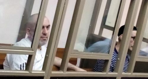 Маздаев и Белялов слушают обвинительное заключение. Фото Валерия Люгаева для "Кавказского узла"

