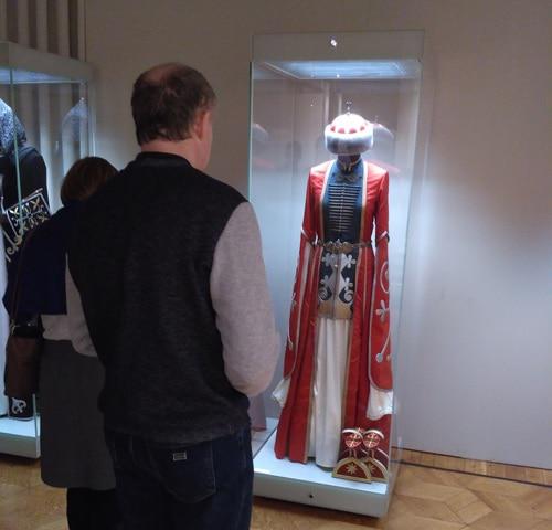 Посетители выставки рассматривают экспонат женской одежды. Москва, 14 октября 2017 г. Фото Гора Алексаняна для "Кавказского узла"