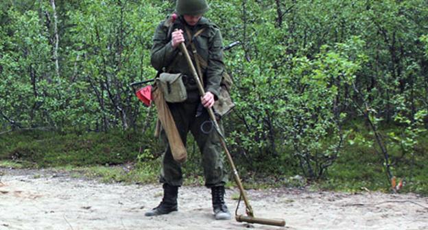 Работа сапёра. Фото http://function.mil.ru/news_page/country/more.htm?id=12123578@egNews