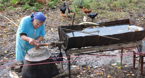 По программе Красного Креста, вынужденные переселенцы было обеспечены оросительной водой, чтоб возделывать огород. Алашан, Мартакертский район Нагорного Карабаха. 13 октября 2017 год