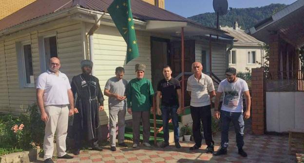 Черкесский старейшина Руслан Гвашев (в центре) со своими сторонниками. Фото: RFE/RL