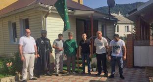 Черкесский старейшина Руслан Гвашев (в центре) со своими сторонниками. Фото: RFE/RL