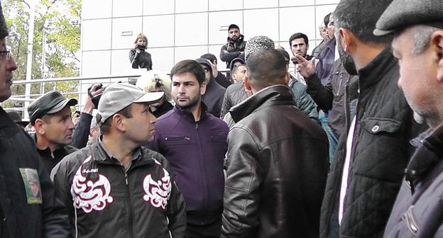 Черкесские активисты у здания Краснодарского краевого суда. 16 октября 2017 г. Фото Анны Грицевич для "Кавказского узла"