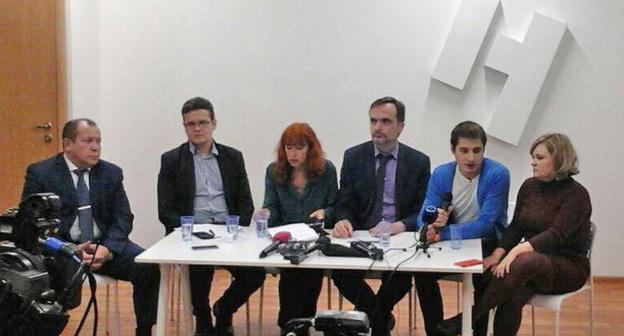 Участники пресс-конференции в новой газете (справа налево) Елена Милашина, Максим Лапунов, Игорь Кочетков, Татьяна Локшина, Владимир Смирнов, Игорь Каляпин. Фото корреспондента "Кавказского узла"