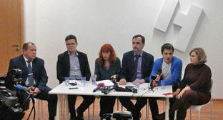 Участники пресс-конференции в новой газете (справа налево) Елена Милашина, Максим Лапунов, Игорь Кочетков, Татьяна Локшина, Владимир Смирнов, Игорь Каляпин. Фото корреспондента "Кавказского узла"