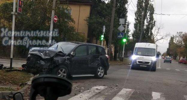 Автобус с 20 пассажирами столкнулся с легковым автомобилем сегодня в центре Ставрополя. Фото "Нетипичный Ставрополь"