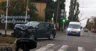 Автобус с 20 пассажирами столкнулся с легковым автомобилем сегодня в центре Ставрополя. Фото "Нетипичный Ставрополь"