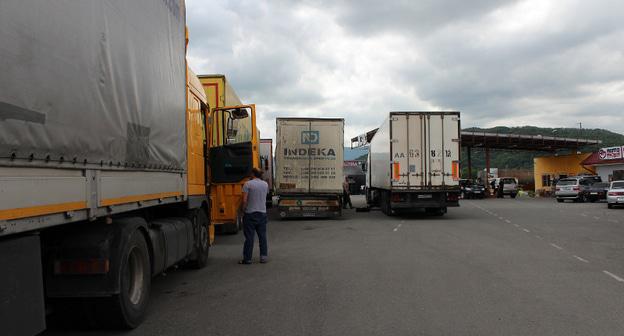 Дальнобойщики в ожидании открытия Военно-Грузинской дороги. Фото Эммы Марзоевой для "Кавказского узла"