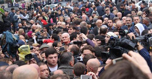 Акция протеста партии "Единое национальное движение" около здания сакребуло в Тбилиси. 10 октября 2017 года. Фото Инны Кукуджановой для "Кавказского узла"