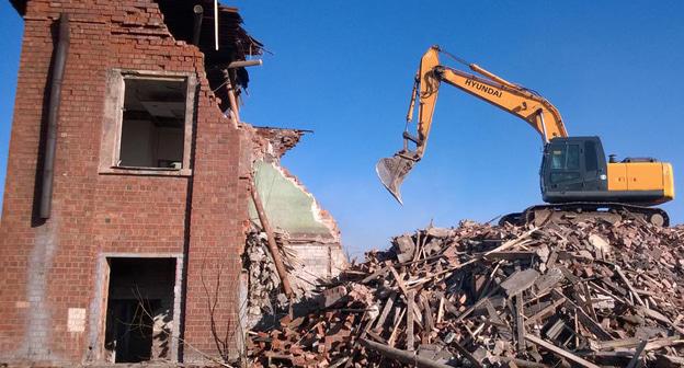 Демонтаж здания. Фото http://mirdorog36.ru/demontazh-zdanij-i-sooruzhenij/