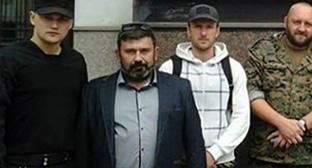  Роман Терновский второй слева. Фото http://bloknot-rostov.ru/news/prodvigayushchego-zapreshchennye-idei-ukrainskogo--894418