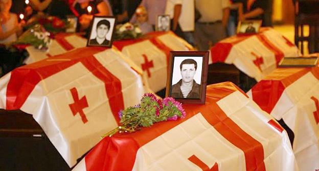 Перезахоронение доставленных из Абхазии останков. Фото http://novosti-dny.ru/mir/bolshoy-kavkaz/111659-vtbilisi-perezahoronili-ostanki-pogibshih-vabhazskuyu-voynu-bolshoy-kavkaz.html