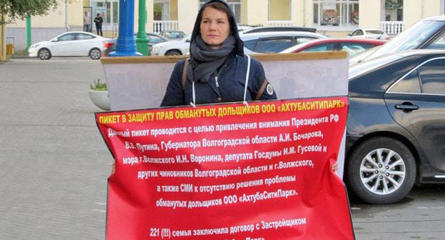 Ольга Копытина во время одиночного пикета. Волгоград, 17 октября 2017 г. Фото Татьяны Филимоновой для "Кавказского узла"