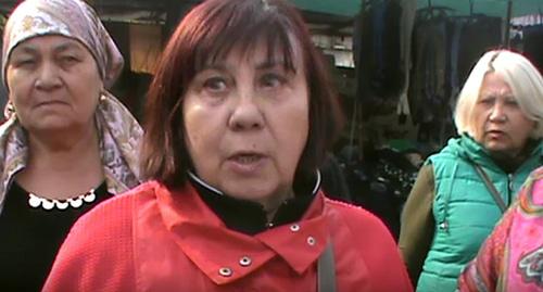 Работницы и посетители Козьего рынка в Нальчике. Фото кадр видео https://www.youtube.com/watch?v=WLwj5-d8ldE