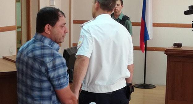 Юрий Гольдер (слева) в зале суда. Фото: Виталий Кошелев, novostivolgograda.ru