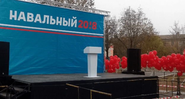 Сторонники Навального в Астрахани подготовили сцену к митингу с его участием. 22 октября 2017 года. Фото Елены Гребенюк для "Кавказского узла".