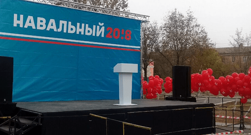 Сторонники Навального в Астрахани подготовили сцену к митингу с его участием. 22 октября 2017 года. Фото Елены Гребенюк для "Кавказского узла".