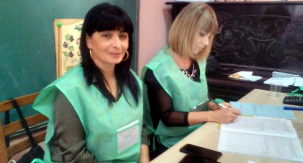 Члены одного из участковых избиркомов в Тбилиси. 21 октября 2017 года. Фото Беслана Кмузова для "Кавказского узла".