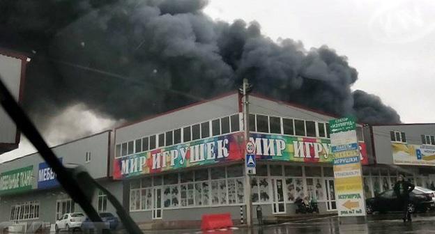 Пожар на ростовском рынке "Атлант". Фото http://bloknot-rostov.ru/news/emkosti-s-goryuchimi-veshchestvami-vzryvalis-na-go-895920 