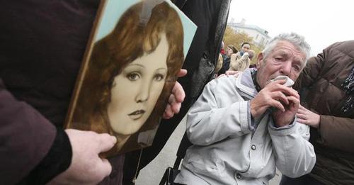 Портрет погибшей во время теракта на Дубровке. Москва, 26 октября 2016 г.  Фото REUTERS/Grigory Tambulov