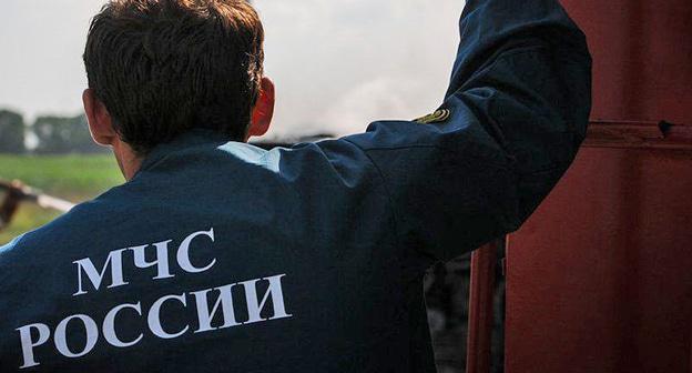 Сотрудник МЧС. Фото Елены Синеок, "Юга.ру"