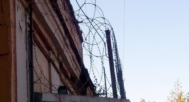 Колючая проволока на ограждении. Фото Нины Тумановой для "Кавказского узла"