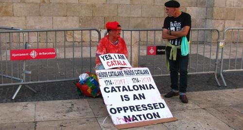 Мужчина с табличкой "Да, я каталонец" проводит у мэрии Барселоны пикет за независимость Каталонии. Каталонцы - угнетенная нация, гласит его плакат. Барселона, 14 октября 2017 года. Фото Юлии Кашеты для "Кавказского узла".