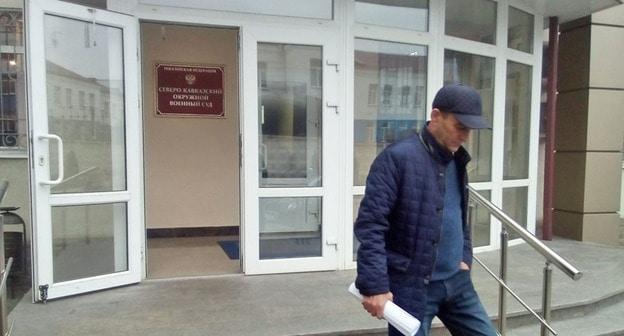 Шамшитдин Алиев выходит из здания суда. Фото Валерия Люгаева для "Кавказского узла"