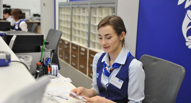 В одном из отделений "Почты России". Фото https://www.pochta.ru/news-list/item/602535065