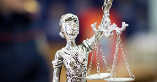 Фигурка Фемиды. Фото Елены Синеок, Юга.ру