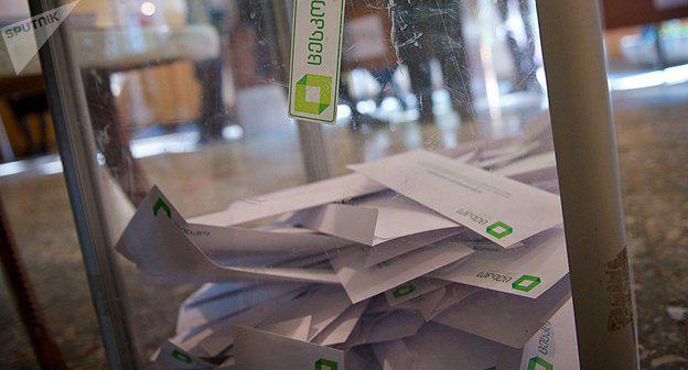 Корзина с бюллетенями на выборах в Грузии фото © Sputnik / Alexander Imedashvili https://sputnik-georgia.ru/politics/20171022/237867090/CIK-anonsiroval-vtoroj-tur-mjerov-v-pjatirajonah-Gruzii.html