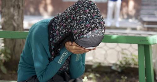 Плачущая женщина в Грозном. Фото:  RFE/RL